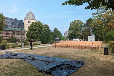 Leinwand wird ausgerichtet